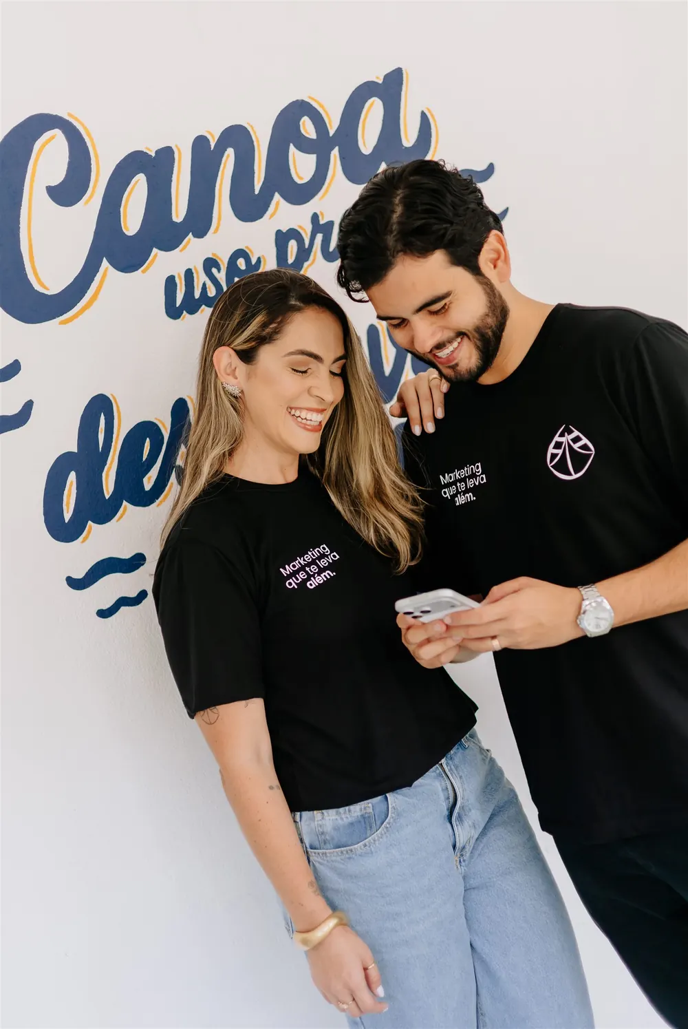 Integrantes da Canoa analisando conteúdo no celular