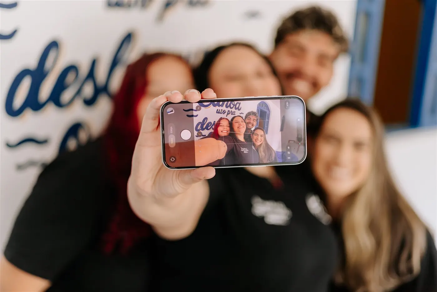 Equipe da Canoa Comunicação fazendo uma selfie durante a criação de conteúdo para redes sociais