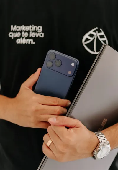 Celular e notebook usados na rotina da Canoa