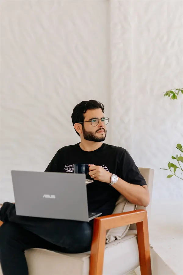 Profissional da Canoa trabalhando com notebook